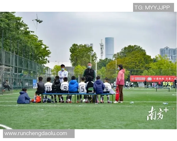 赛后复盘分析深圳足球队与杭州足球队的战术意识与表现差异 赛后复盘分析深圳足球队与杭州足球队的战术意识与表现差异