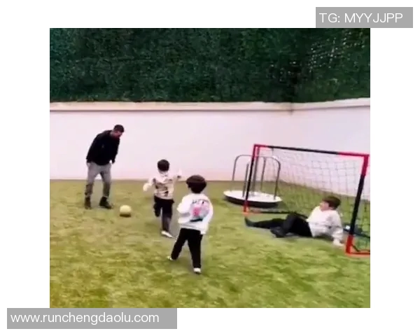 在中国街头偶遇足球明星的奇妙时刻与精彩瞬间 在中国街头偶遇足球明星的奇妙时刻与精彩瞬间